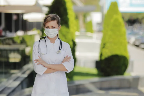 Zelfverzekerde Vrouwelijke Arts Verpleegkundige Met Een Gezichtsbeschermend Masker Veiligheidsmaatregelen Tegen — Stockfoto