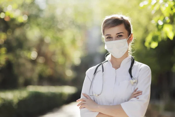 Femme Médecin Infirmière Dans Masque Protection Visage Dans Parc Milieu — Photo
