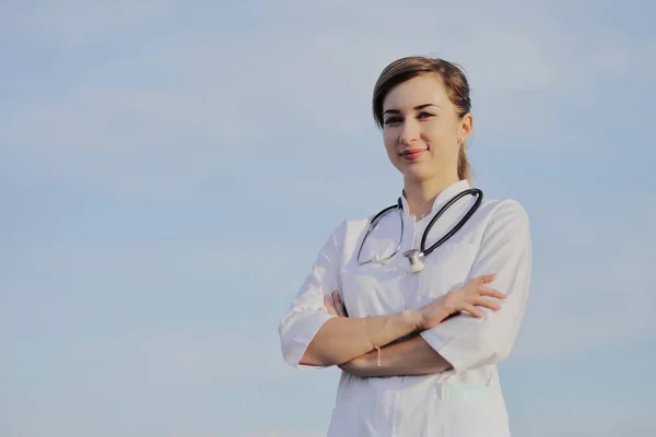 Portré Egy Gyönyörű Női Orvos Vagy Nővér Ellen Kék Felhők — Stock Fotó