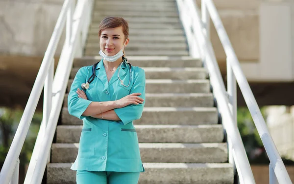 Női Orvos Vagy Nővér Védőmaszkban Sétál Fel Lépcsőn Biztonsági Intézkedések — Stock Fotó