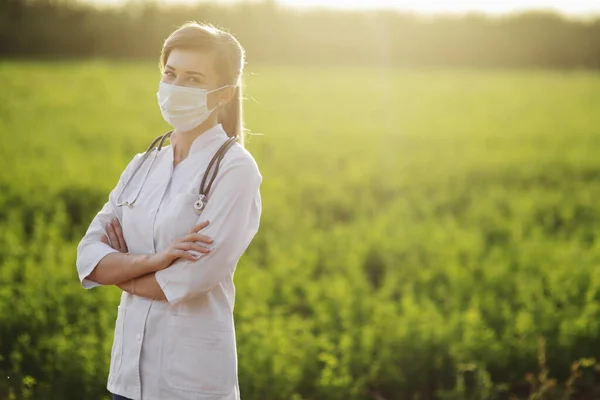 Médecin Infirmière Portant Masque Protecteur Sur Fond Herbe Verte Mesures — Photo