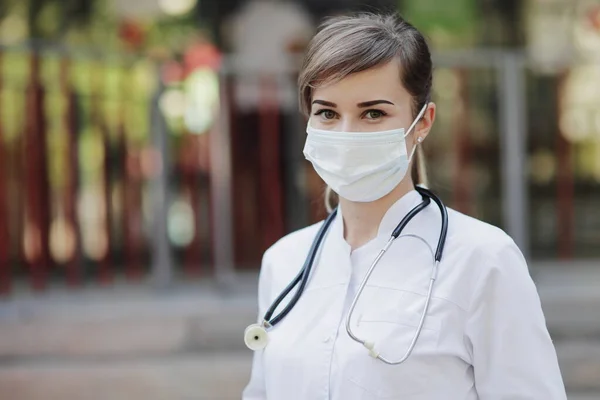 Kendine Güvenen Bir Kadın Doktor Maske Takan Bir Hemşire Koronavirüse - Stok İmaj