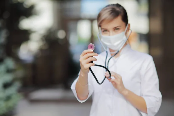 Een Vrouwelijke Arts Een Gezichtsbeschermend Medisch Masker Met Een Stethoscoop — Stockfoto