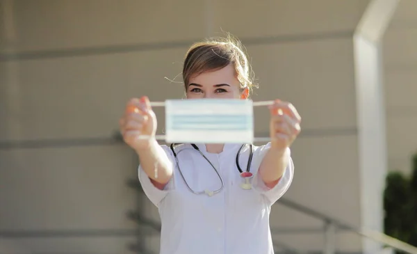 Fiatal Orvos Vagy Nővér Mutatja Orvosi Arc Maszk Közeli Megelőzés — Stock Fotó