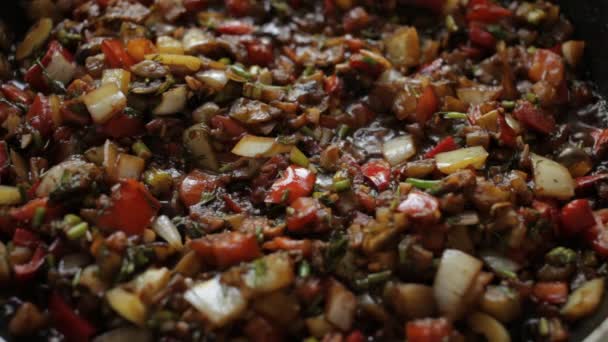 Makanan Sehat Sayuran Digoreng Dalam Panci Tomat Terong Bawang Lada — Stok Video