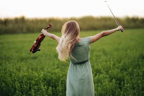 Щасливий Музикант Скрипаль Тримає Скрипку Руках Під Час Заходу Сонця — стокове фото