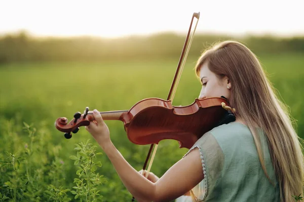 Mulher Romântica Com Cabelo Solto Tocando Violino Luz Pôr Sol — Fotografia de Stock