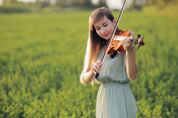 Mulher Romântica Com Cabelo Solto Tocando Violino Luz Pôr Sol — Fotografia de Stock