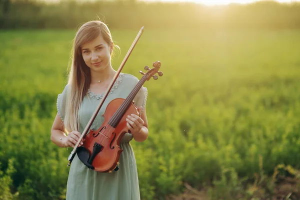 Mútua Violinista Segurando Violino Suas Mãos Sob Luz Sol Conceito — Fotografia de Stock