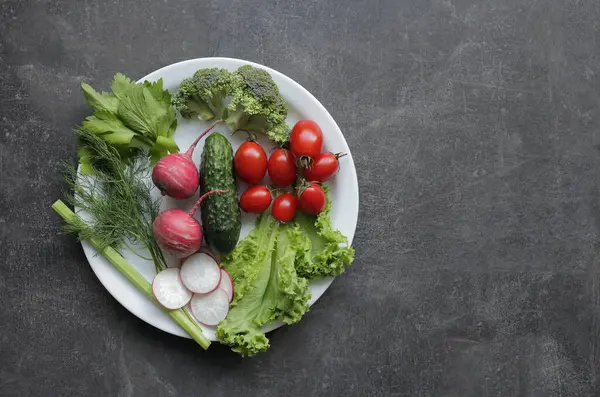 Verduras Frescas Uma Chapa Branca Uma Mesa Cinza Tomates Pepino — Fotografia de Stock