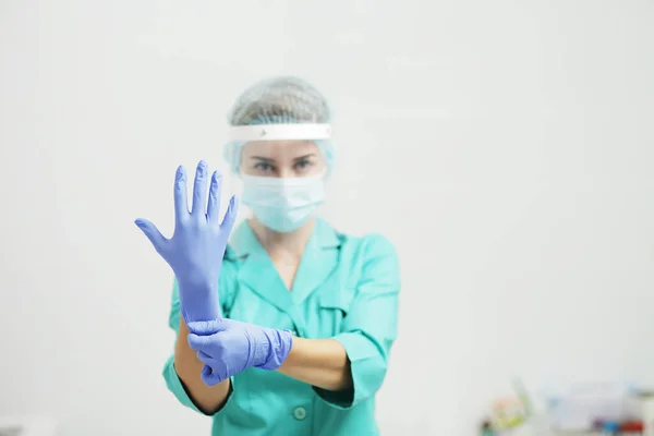 Ärztin Oder Krankenschwester Uniform Medizinische Maske Gesichtsschutz Zieht Handschuhe Coronavirus Stockfoto