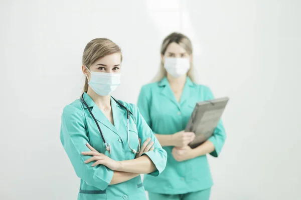 Zwei Ärztinnen Oder Krankenschwestern Mit Medizinischen Masken Blicken Die Kamera — Stockfoto