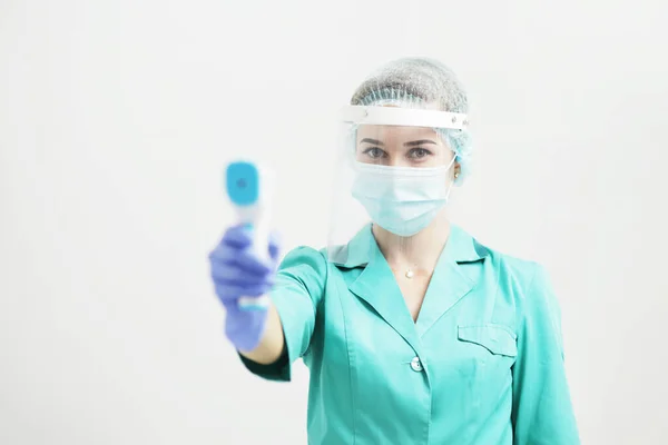 Vrouwelijke Arts Verpleegkundige Met Beschermend Masker Het Ziekenhuis Houdt Pyrometer — Stockfoto