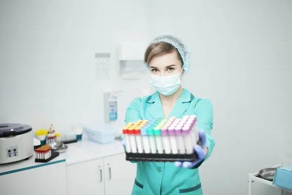 Une Infirmière Médecin Dans Masque Médical Tient Des Éprouvettes Pour — Photo