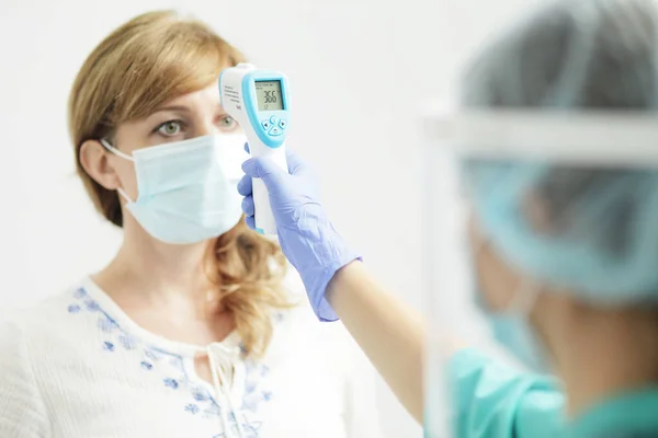 Mulher Médica Uniforme Uma Máscara Médica Escudo Facial Luvas Medem — Fotografia de Stock