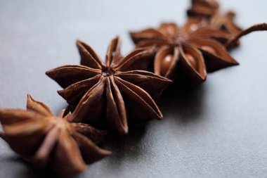 Gri beton tezgahta güzel kokulu yıldız anason yıldızları. Yüksek kalite fotoğraf