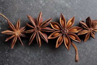 Gri beton tezgahta güzel kokulu yıldız anason yıldızları. Yüksek kalite fotoğraf