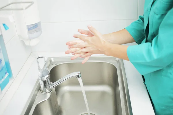 Woman Doctor Protective Mask Medical Uniform Washes Her Hands Thoroughly — Stock Photo, Image