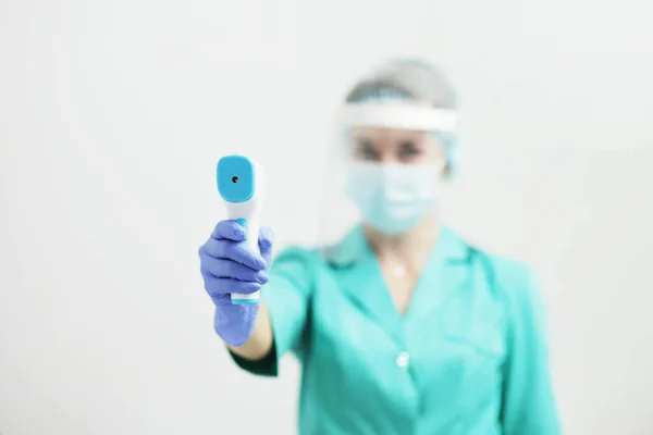 Médica Enfermeira Máscara Protetora Hospital Segura Pirômetro Mão Medidas Segurança — Fotografia de Stock