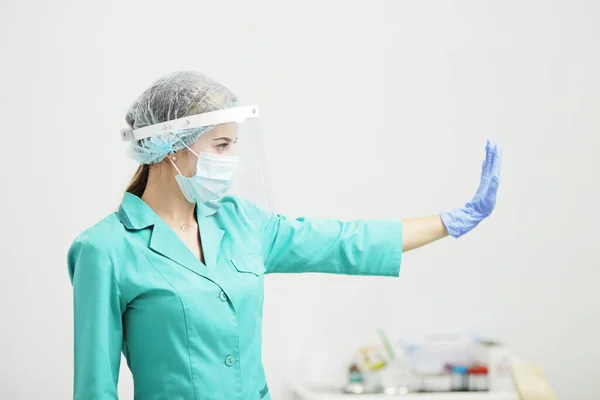 Eine Ärztin Oder Krankenschwester Uniform Medizinischer Maske Schutzschild Und Handschuhen — Stockfoto