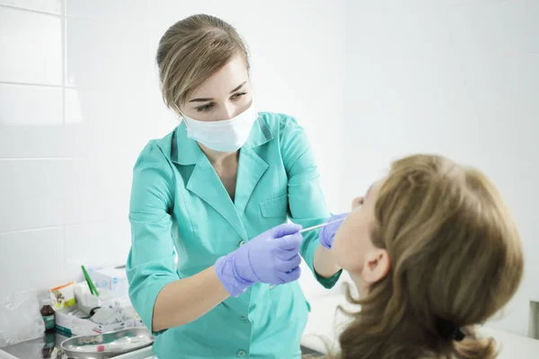 Eine Krankenschwester Mit Medizinischer Maske Nimmt Einem Patienten Einen Abstrich Stockfoto
