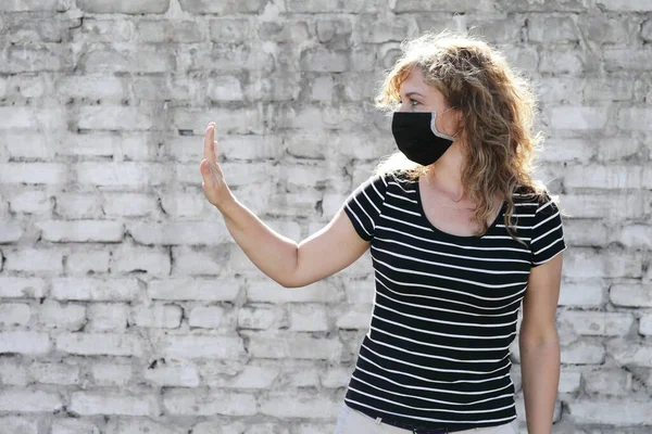 Portrét Dívky Ochranné Masce Volný Prostor Pro Nápis Sociální Distancování — Stock fotografie