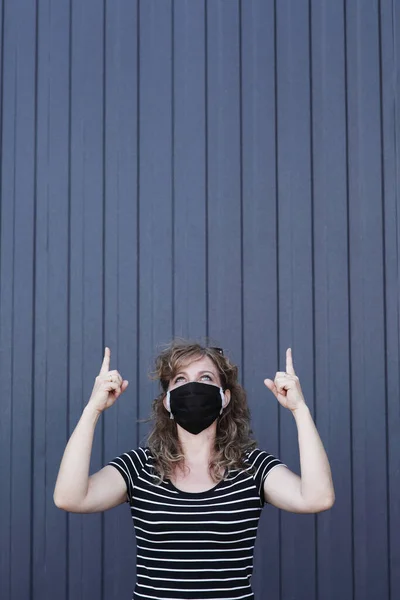 Portrét Dívky Ochranné Masce Volný Prostor Pro Nápis Sociální Distancování — Stock fotografie