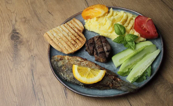 Ikan Goreng Steak Daging Dan Sayuran Atas Piring Atas Meja — Stok Foto