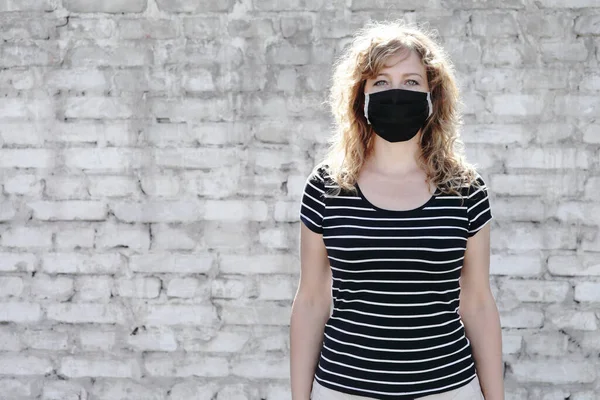Portrét Dívky Ochranné Masce Volné Místo Pro Text Sociální Distancování — Stock fotografie