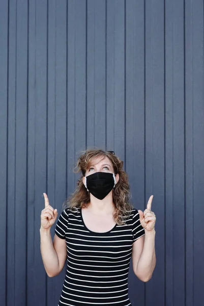 Portrét Dívky Ochranné Masce Volné Místo Pro Text Sociální Distancování — Stock fotografie