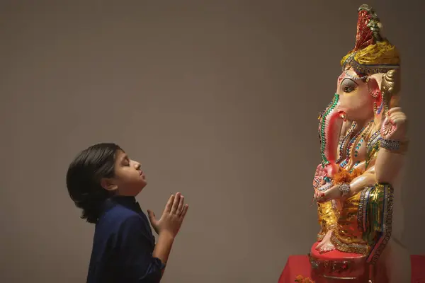 Žena Modlí Rukama Vstoupil Zavřel Oči Před Ganpati Idol — Stock fotografie