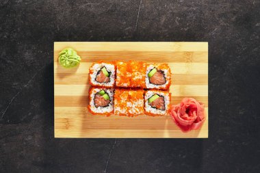 Asya menü. California Roll - Masago havyar somon ve avokado içinde içinde. Üstten görünüm