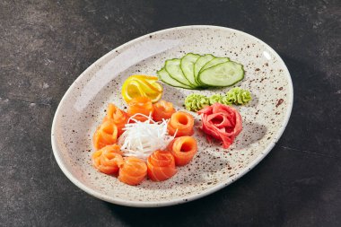Asya menü. Meyve ve sebze siyah arka plan üzerine ile sashimi somon
