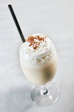 Milkshake gri arka plan üzerinde