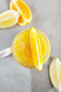 Narenciye içki ile kızılcık donmuş. Üstten görünüm