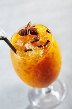 Deniz cehri soğuk limonata tarçın ve anason ile