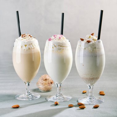 Milkshake gri arka plan üzerinde
