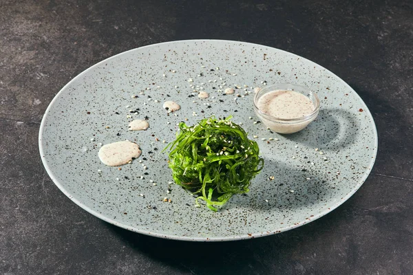 アジアのメニュー 黒の背景に添え藻類中華サラダ — ストック写真