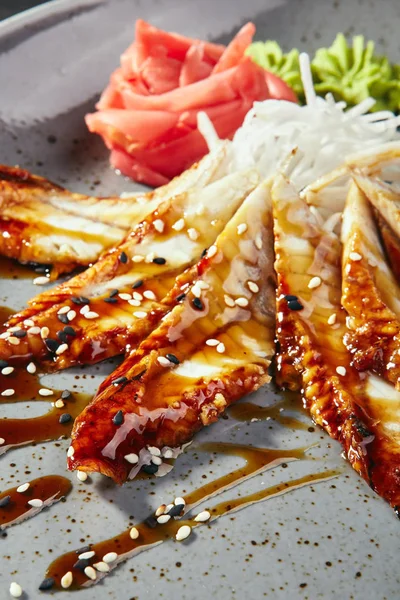 Menú Asiático Sashimi Con Anguila Verduras Salsa Sobre Fondo Negro — Foto de Stock