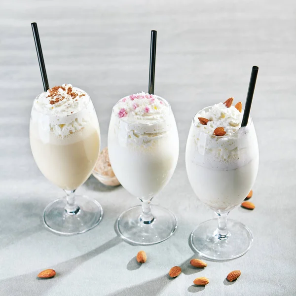 Milkshake Con Mandorle Sfondo Grigio — Foto Stock