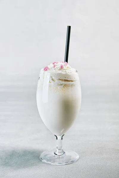 Milkshake Sfondo Grigio — Foto Stock