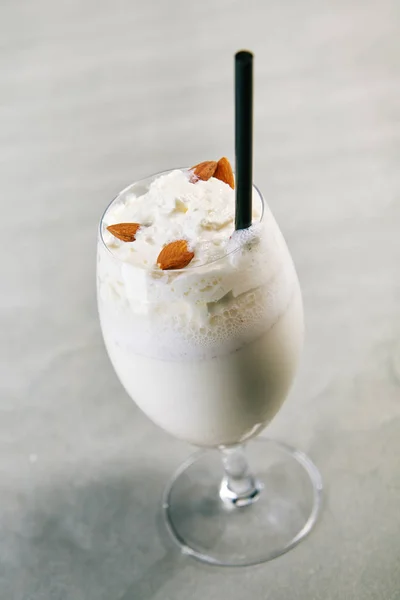 Milkshake Sfondo Grigio — Foto Stock