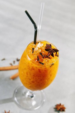 Deniz cehri soğuk limonata tarçın ve anason ile