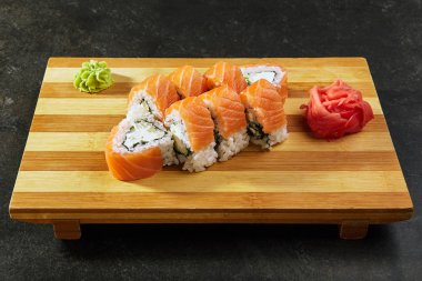 Philadelphia suşi Roll - Maki Sushi içinde Philadelphia peynir ile. Somon dışında