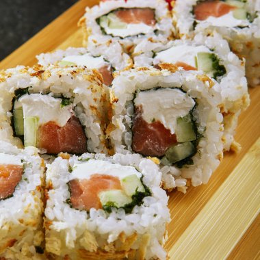 Maki Sushi - somon, salatalık ve krem peynir içinde rulo yaptı. Zencefil ve Wasabi ile garnitür