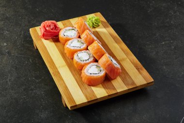 Philadelphia suşi Roll - Maki Sushi içinde Philadelphia peynir ile. Somon dışında