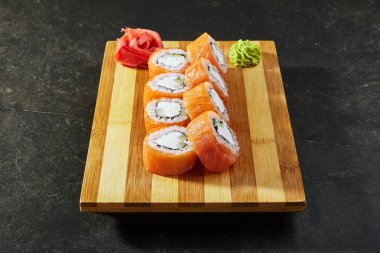 Philadelphia suşi Roll - Maki Sushi içinde Philadelphia peynir ile. Somon dışında