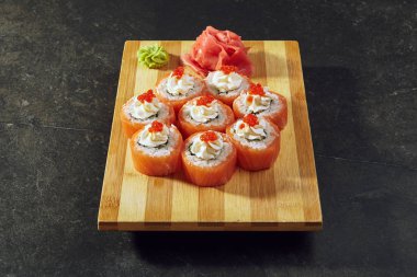 Philadelphia suşi Roll - Maki Sushi içinde Philadelphia peynir ile. Somon dışında. Somon karaca - Ikura ile tepesinde