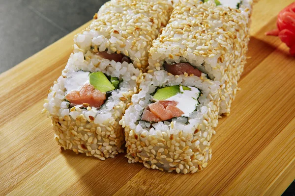 Sushi Maki Rollo Con Salmón Ahumado Queso Crema Aguacate Interior — Foto de Stock