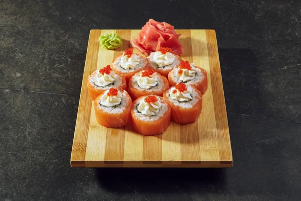 Philadelphia suşi Roll - Maki Sushi içinde Philadelphia peynir ile. Somon dışında. Somon karaca - Ikura ile tepesinde